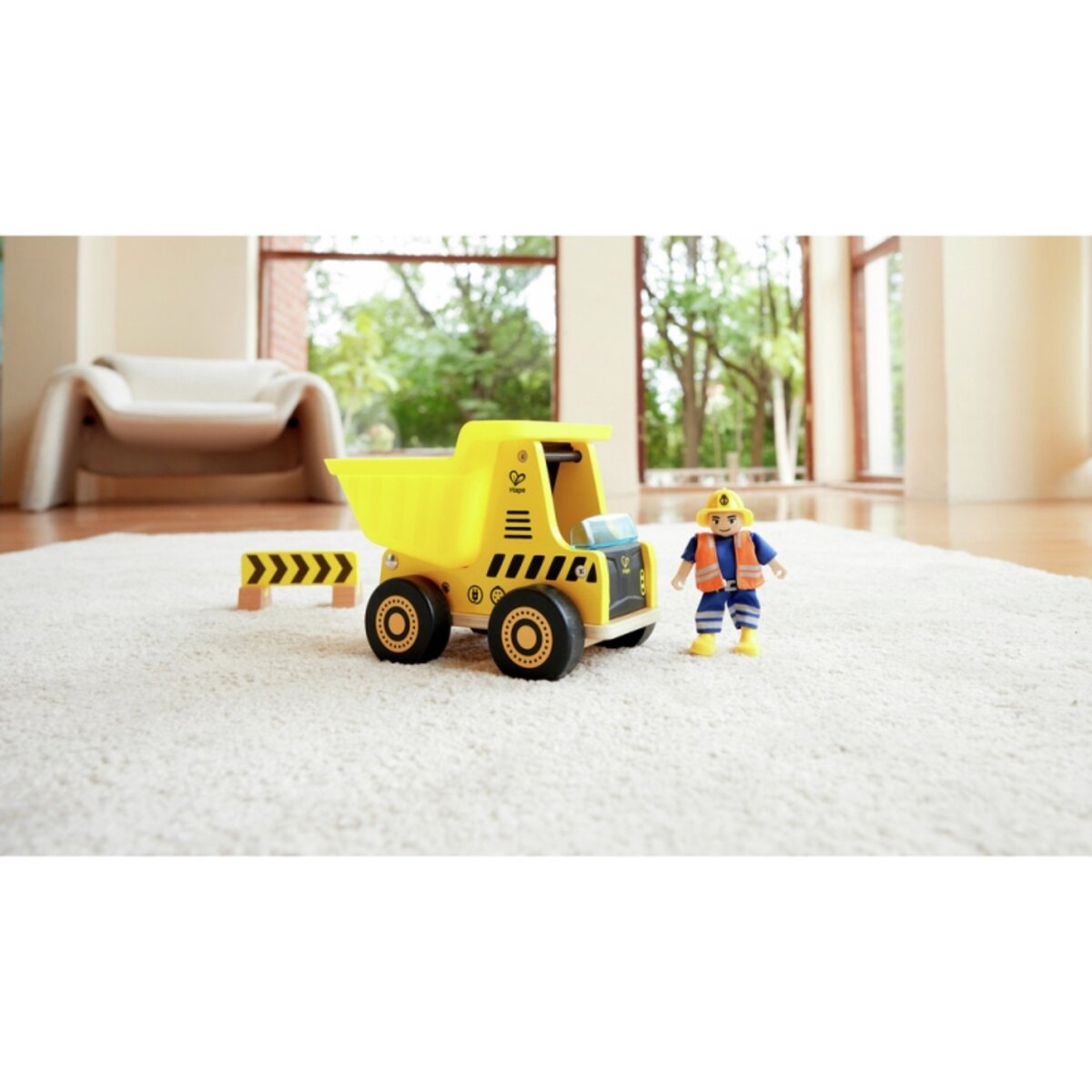 Hape Baumaschine Kipplaster mit Holzfigur und Straßensperre