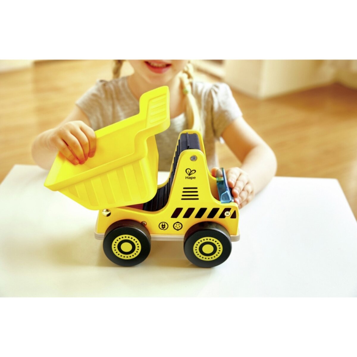 Hape Baumaschine Kipplaster mit Holzfigur und Straßensperre