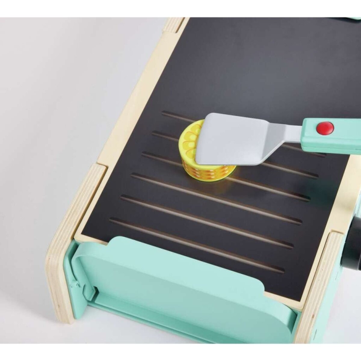 Hape Spielzeug BBQ-Grill mit gusseiserner Pfanne und Holzkohle-Effekt