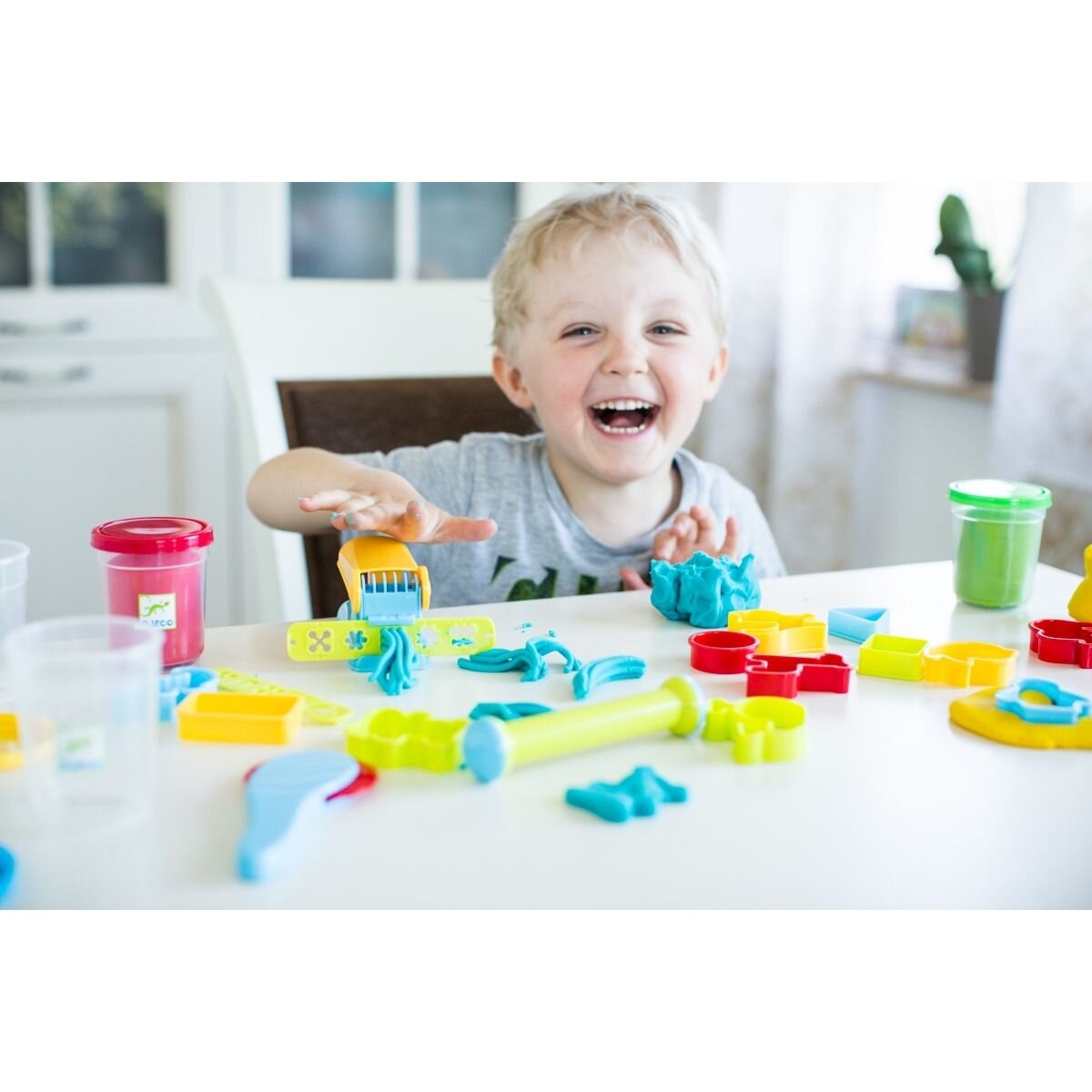 Djeco Knete: Starterset Knete 4 Dosen & 15 Werkzeuge