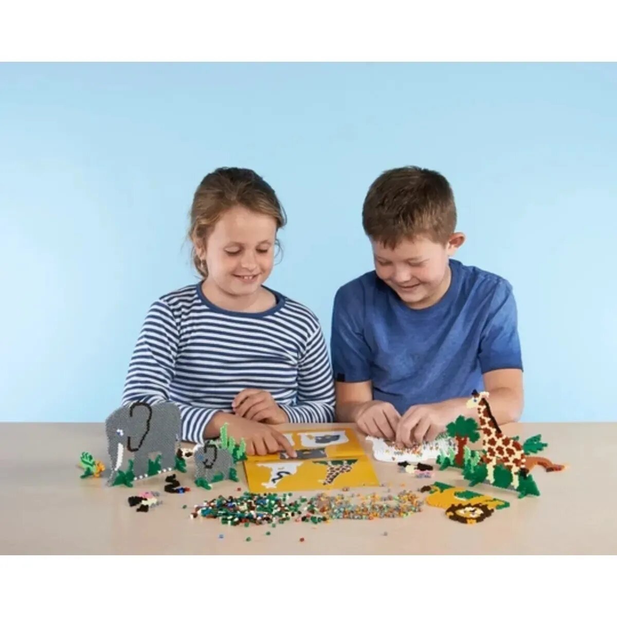 Hama Midi Bügelperlen, Geschenk-Set Peppa Pig, ca. 4.000 Stück , Motivvorlage und 2 Stiftplatten, inklusive Bügelpapier, Ø 5,0 mm