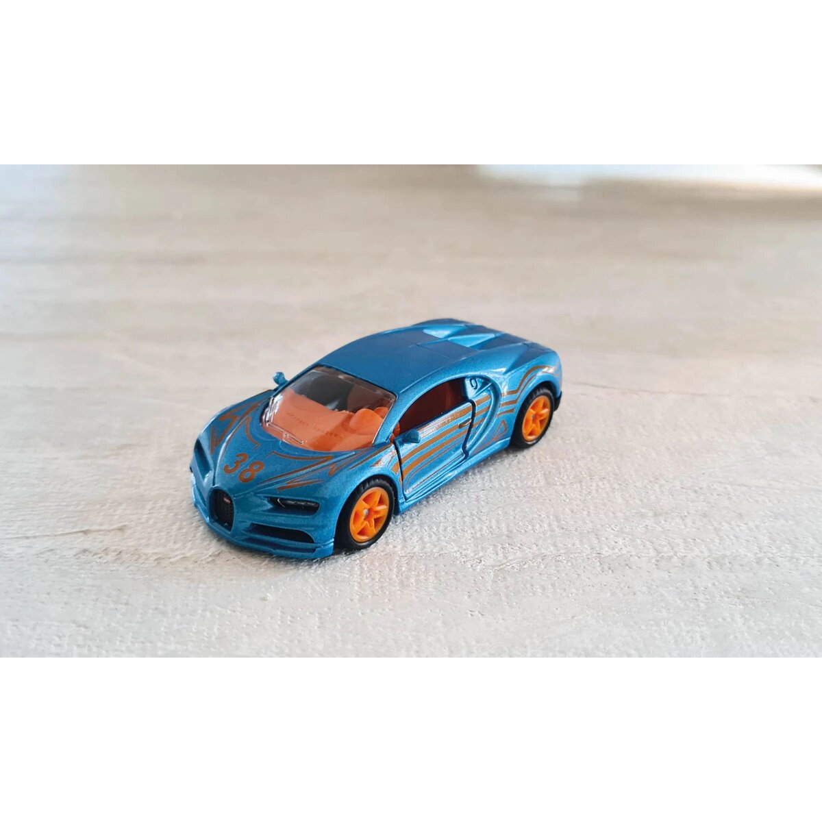 siku-bugatti-chiron-8831EE2E2.jpg